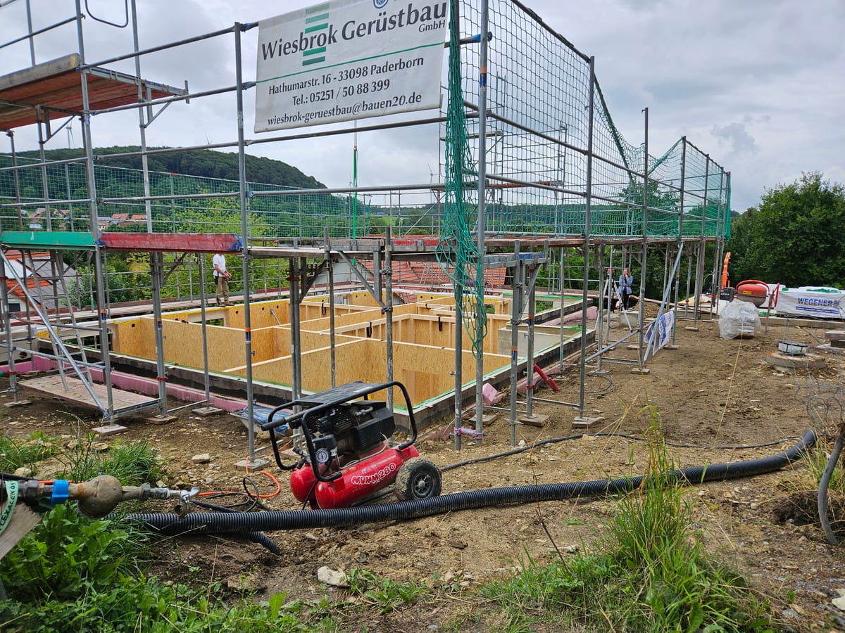Mo, 21.07.2025 - Haus stellen 1