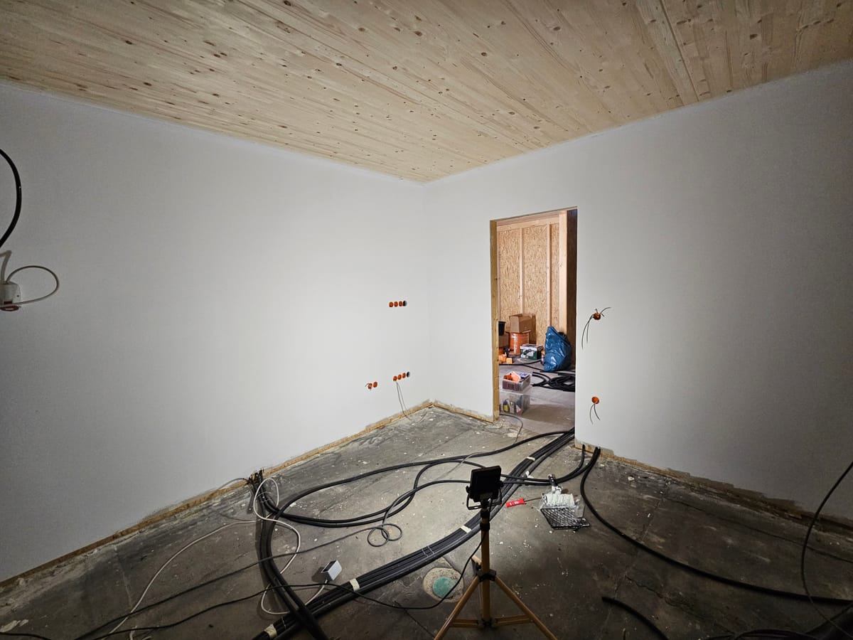 Fr, 19.09.2025 - Fensterumrandung und Streichen