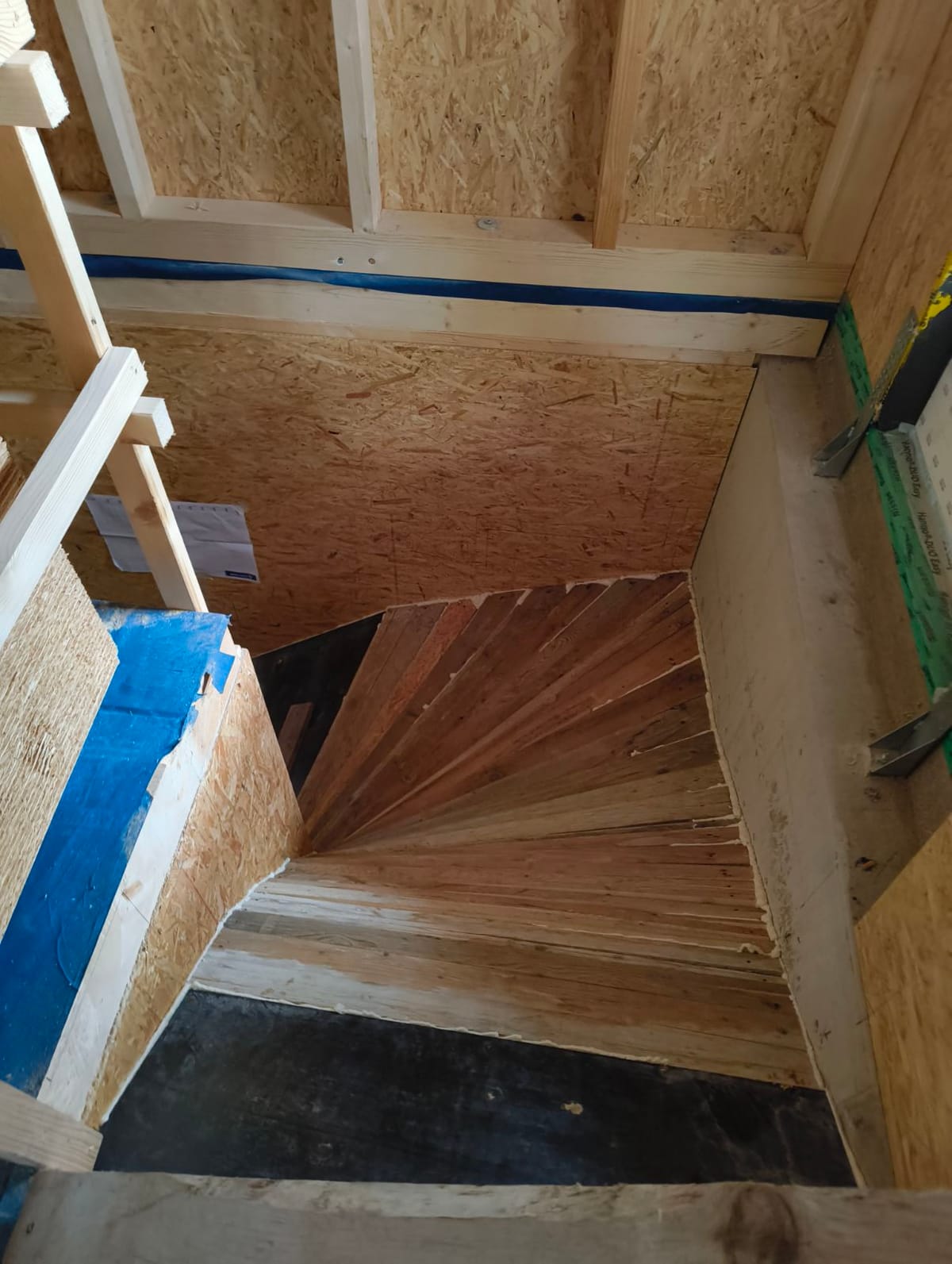 Mo, 20.10.2025 - Innentreppe 1