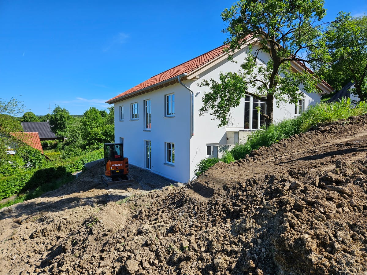 Mi, 27.05.2026 - Bagger, Ankleiden und Treppe