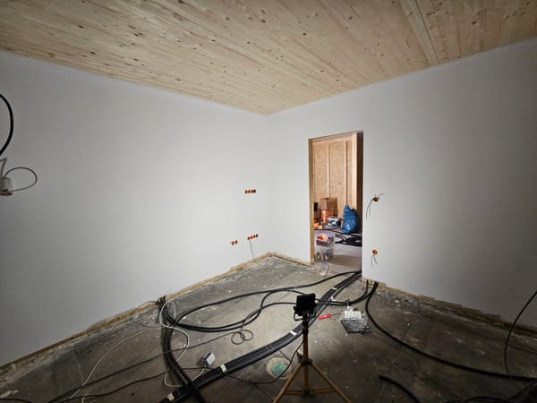 Fr, 19.09.2025 - Fensterumrandung und Streichen